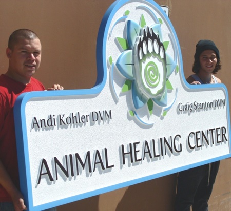 BB11730 – Closeup of Carved Paw  on Veterinarian Sign 