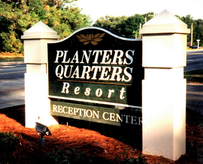 T29002 - Monument Entrance Sign to a Resort