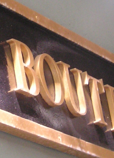M8213 - Gold-leaf gilded cutout letters and border