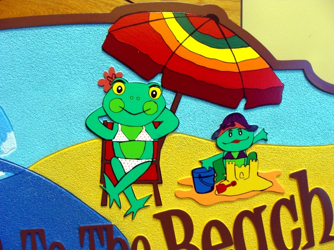 L21016 - Beach House sign with Beach Scene and Frogs