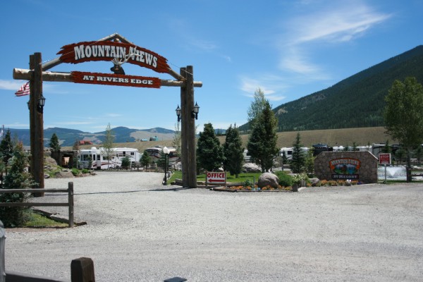 Mountain Views Entrance & Monument Sign