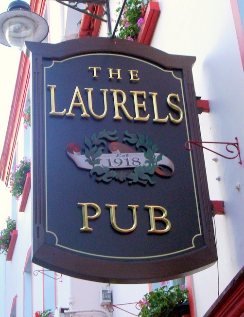 Y27585 - English Pub Blade Sign with Carved 3D Art and  Gold-leaf  Letters 