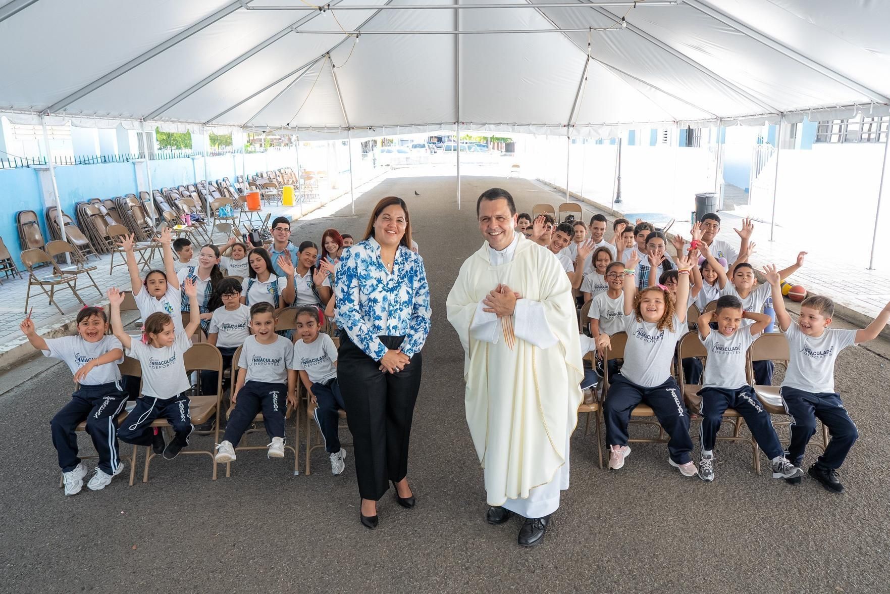 Father Melvin Díaz Aponte, pastor of Immaculate Conception Church in Guayanilla, Puerto Rico, and Carmen Alicia Rodríguez Echevarría, principal of the parish school, the recipients of Catholic Extension Society's 2025-2026 Lumen Christ Award.