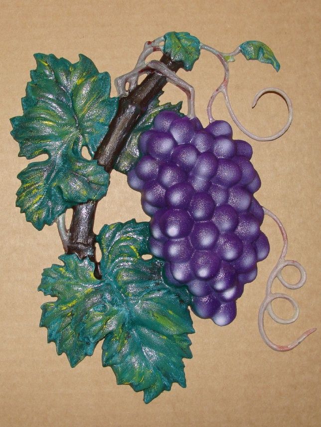 R27046 - 3-D Carved and Artist-Painted Grape  Cluster
