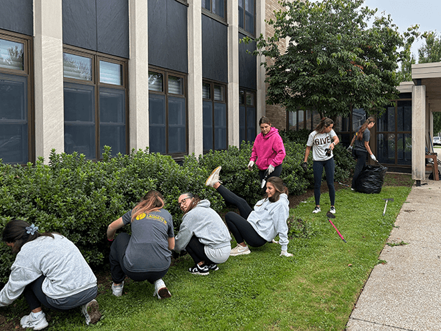Gannon students GIVE day at monastery