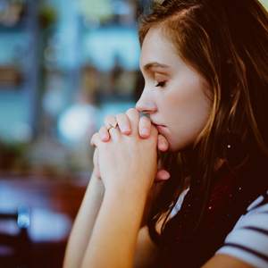photo of woman praying