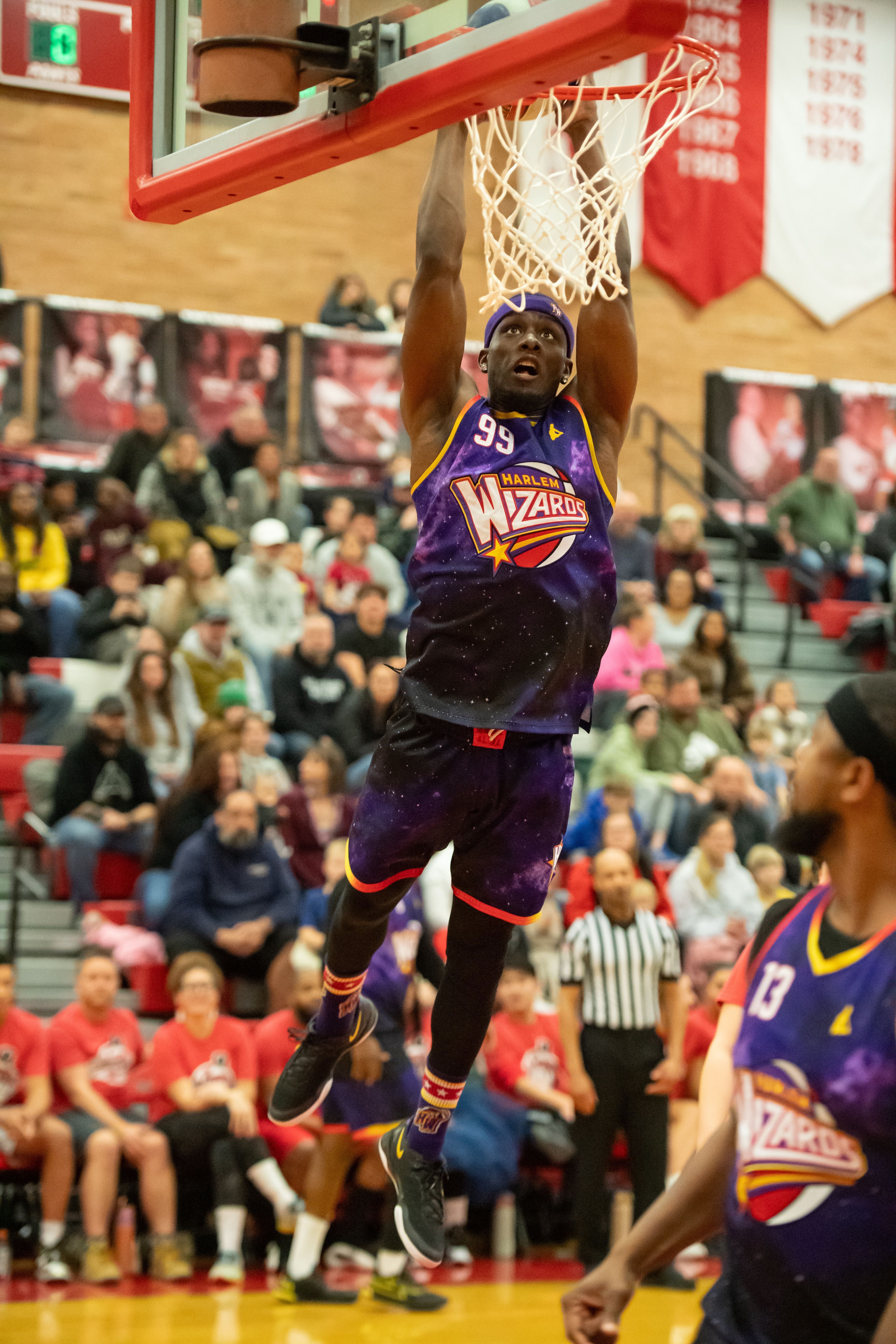 A Harlem Wizards player makes a slam dunk during the 2025 event.