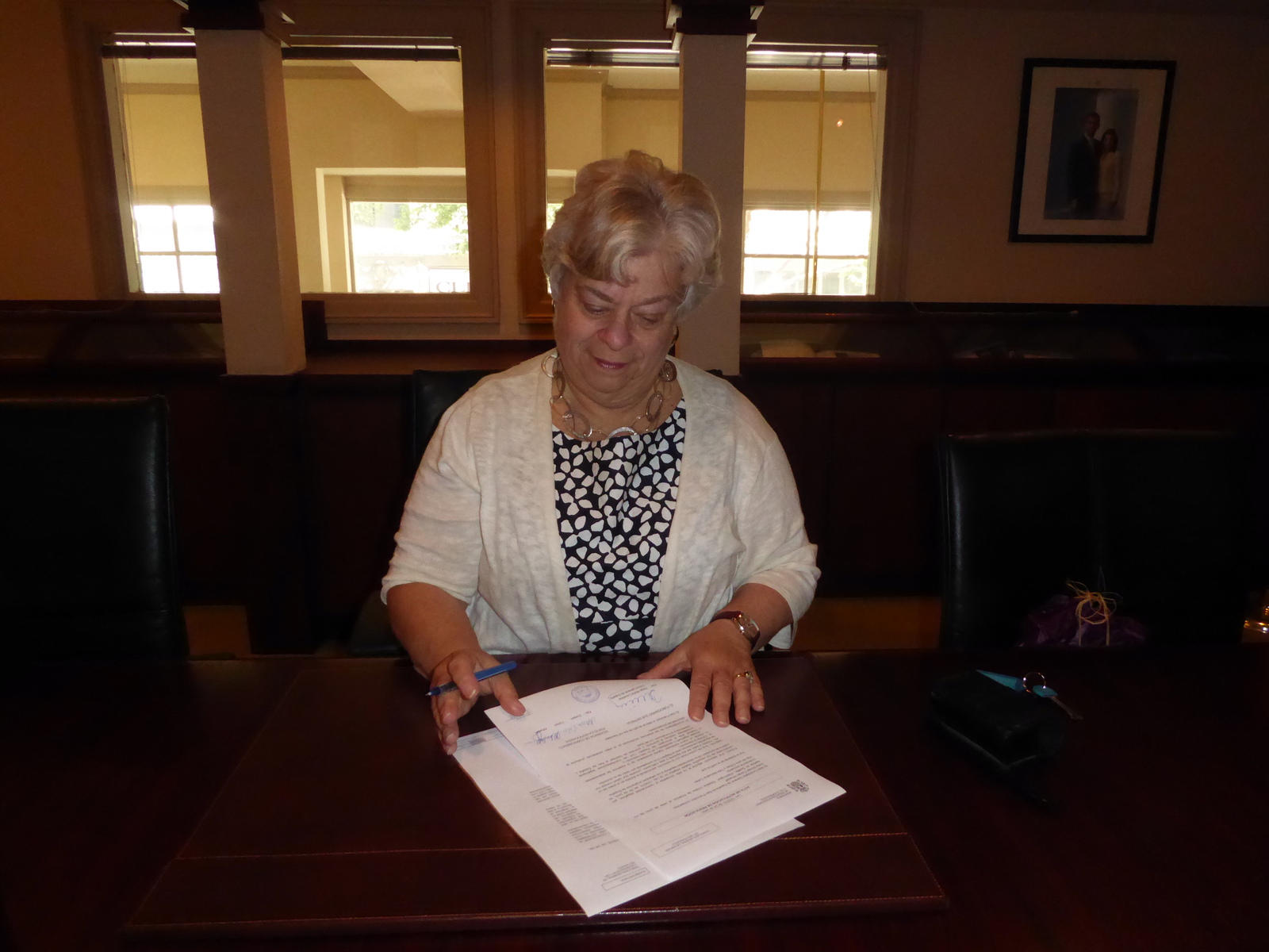 Doreen signing her Spanish citizenship paperwork.