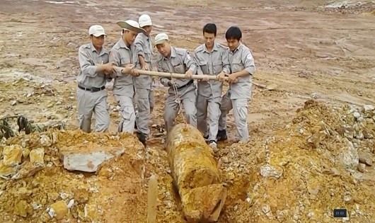 Workers unearth large bomb in Quang Tri