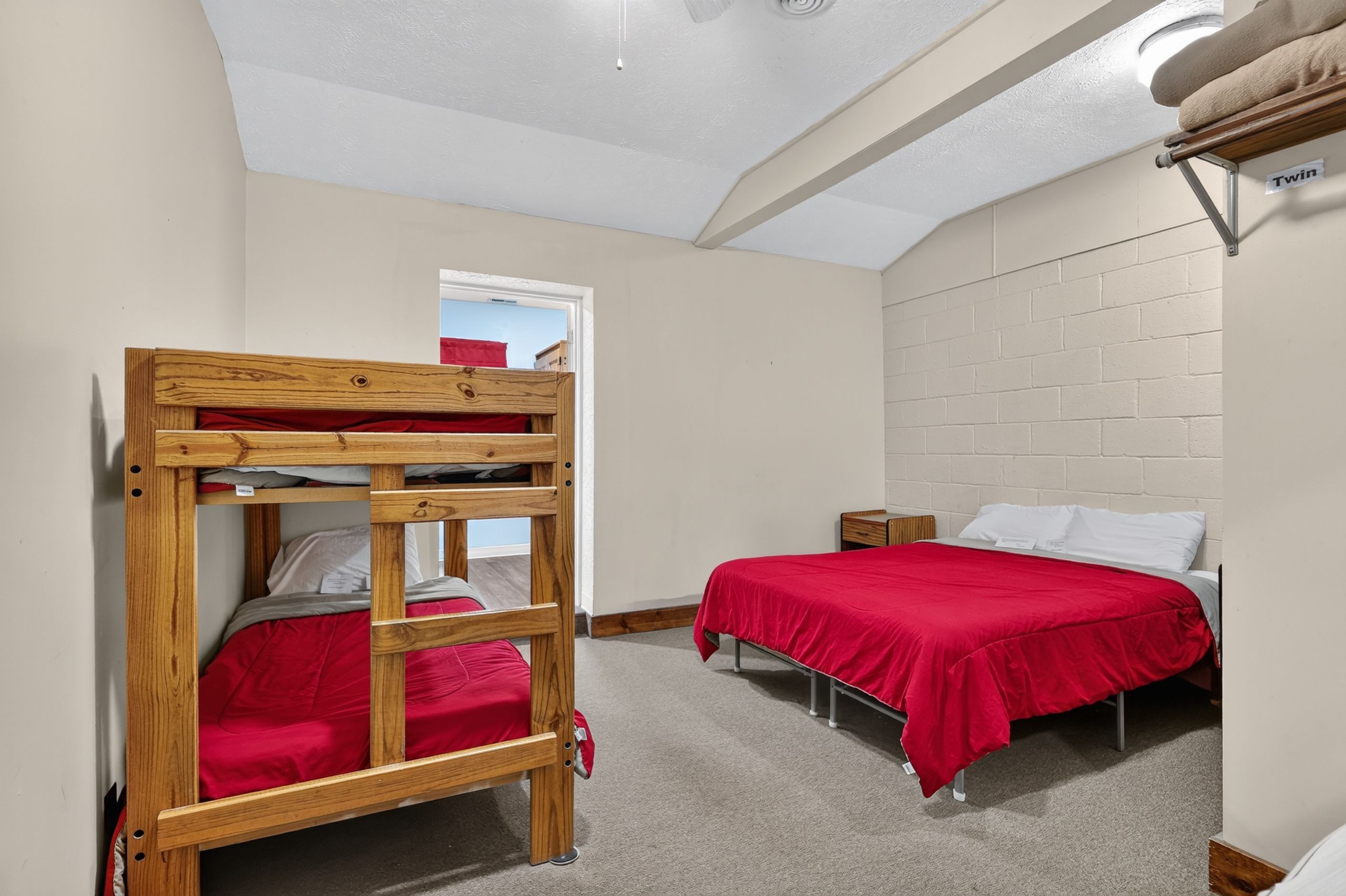 Room 4- Queen & Bunks
