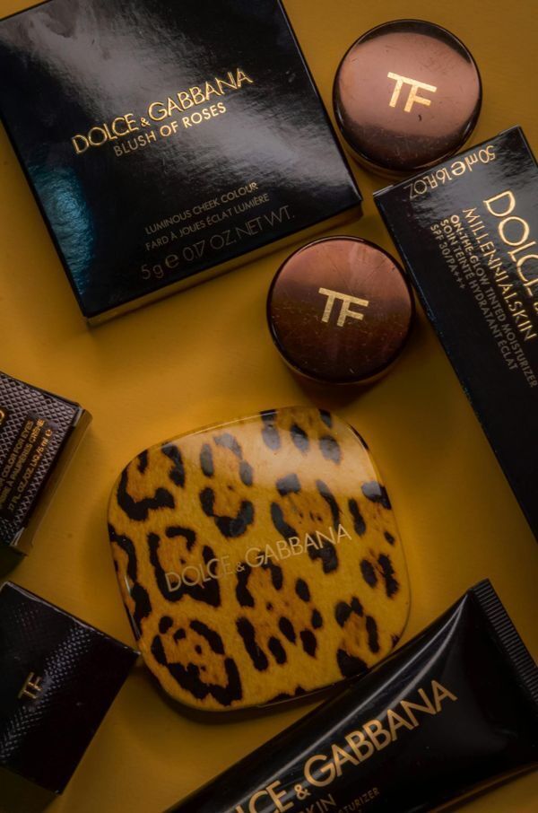 Glossy cosmetic packaging showing how surface finishes impact brand colors. Learn how to pick brand colors for distinct, high-end materials.