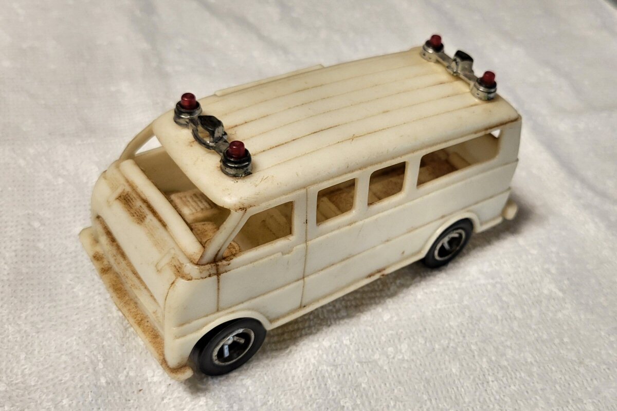 Bachmann HO Scale Trackster Van - White