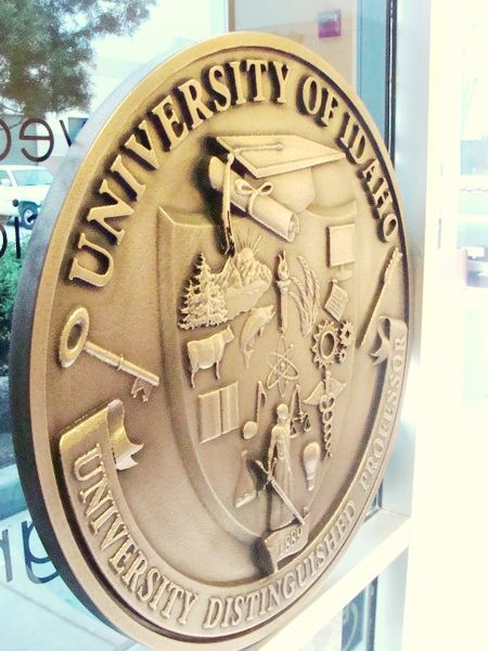 M7165 - Edge View of Brass Wall Plaque for University of Idaho