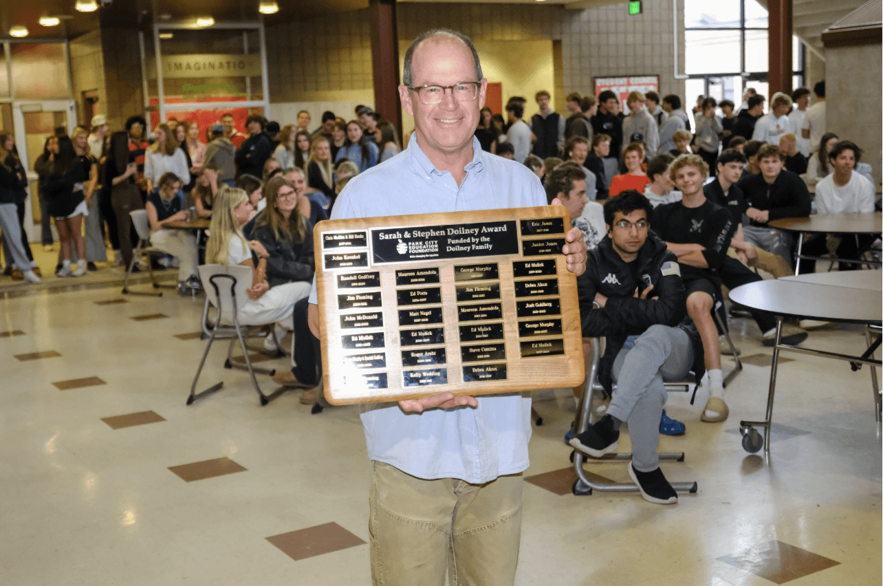 Biology Teacher Keeps Winning Seniors’ Prize