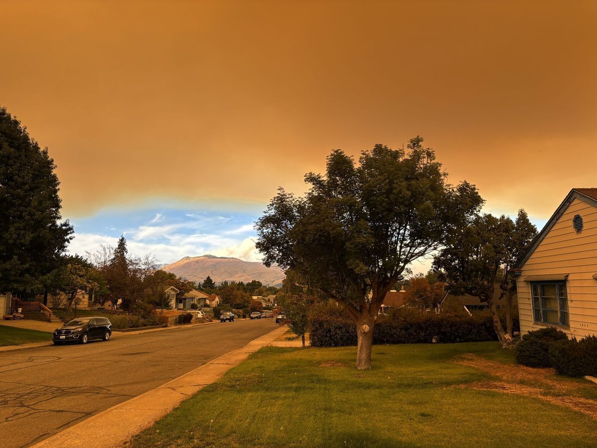 Wildfire smoke in residential Wenatchee, WA