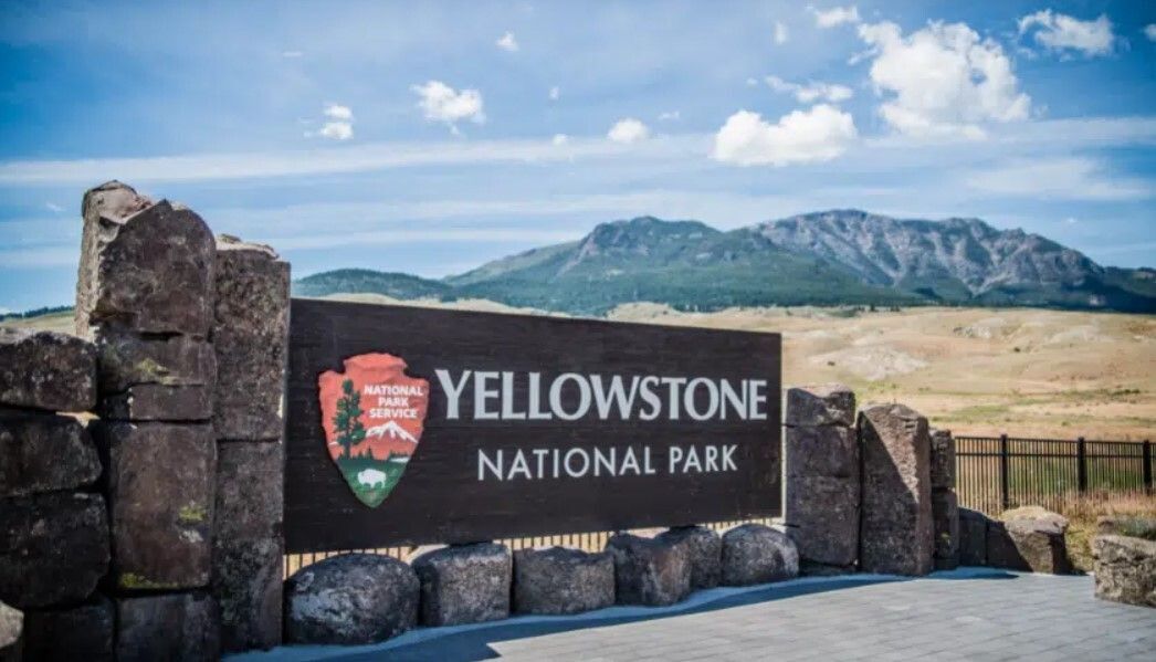 The sign to Yellowstone National Park