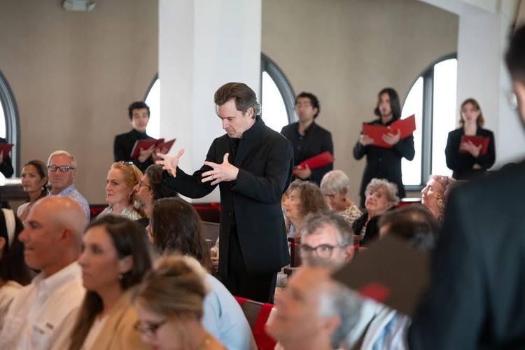 Founding Artistic Director Patrick Dupre Quigley conducts Seraphic Fire from the middle of the church sanctuary with singers surrounding the perimeter of the space.