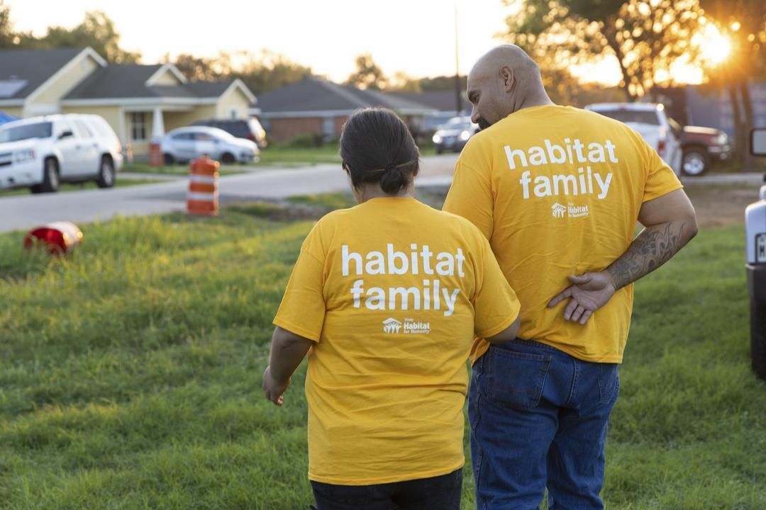 family in pasco county holding keys to their habitat home