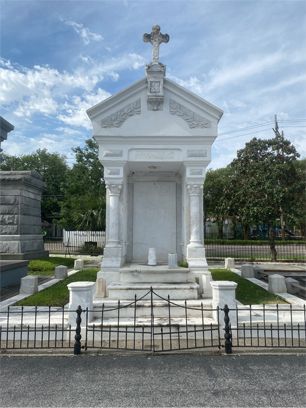 burial crypt of Tom Benson in Lake Lawn Metairie Cemetery