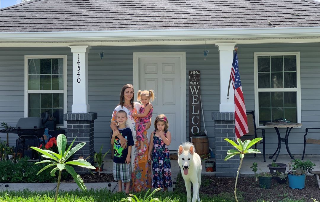 family in pasco county holding keys to their habitat home