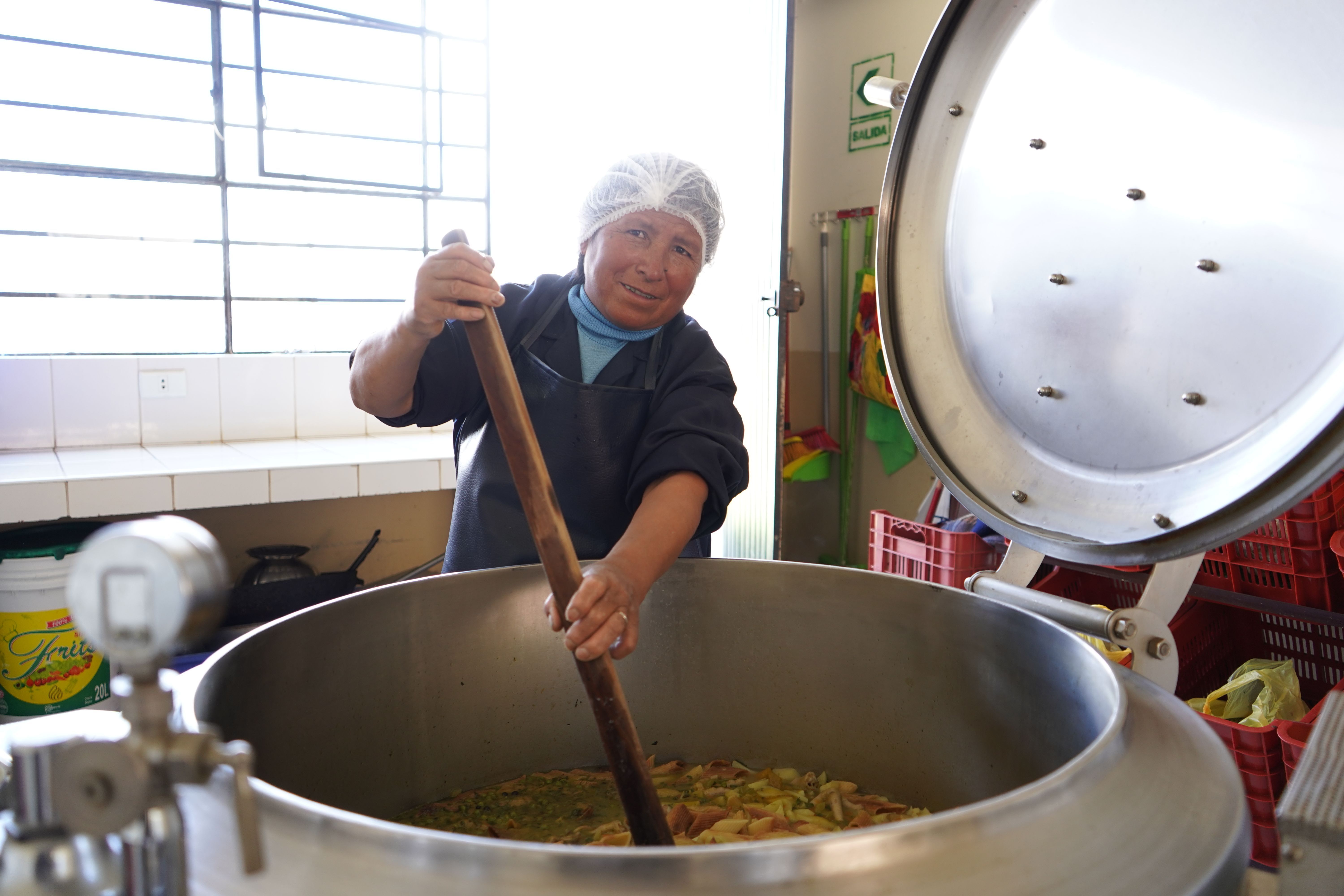 Gracias a tu generosidad: 15.410 niños y familias recibieron comida en comedores escolares y en sus hogares.