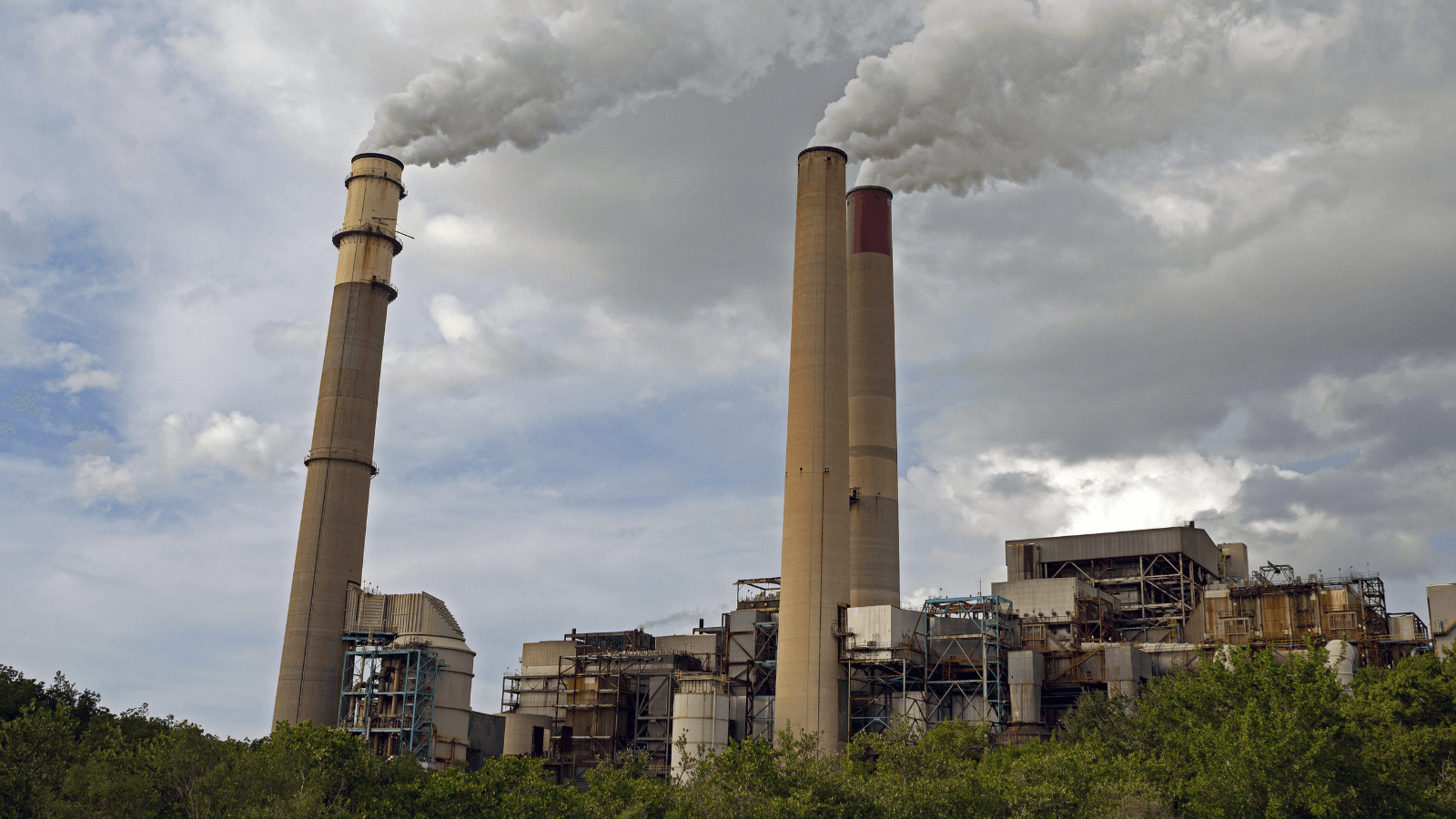 Coal power plant emitting pollution