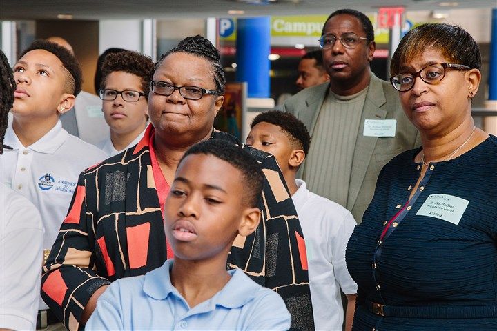 DR. ANITA EDWARDS, M.D. '85, RECEIVES JEFFERSON AWARD FOR MENTORSHIP OF AFRICAN-AMERICAN TEENS INTERESTED IN MEDICINE