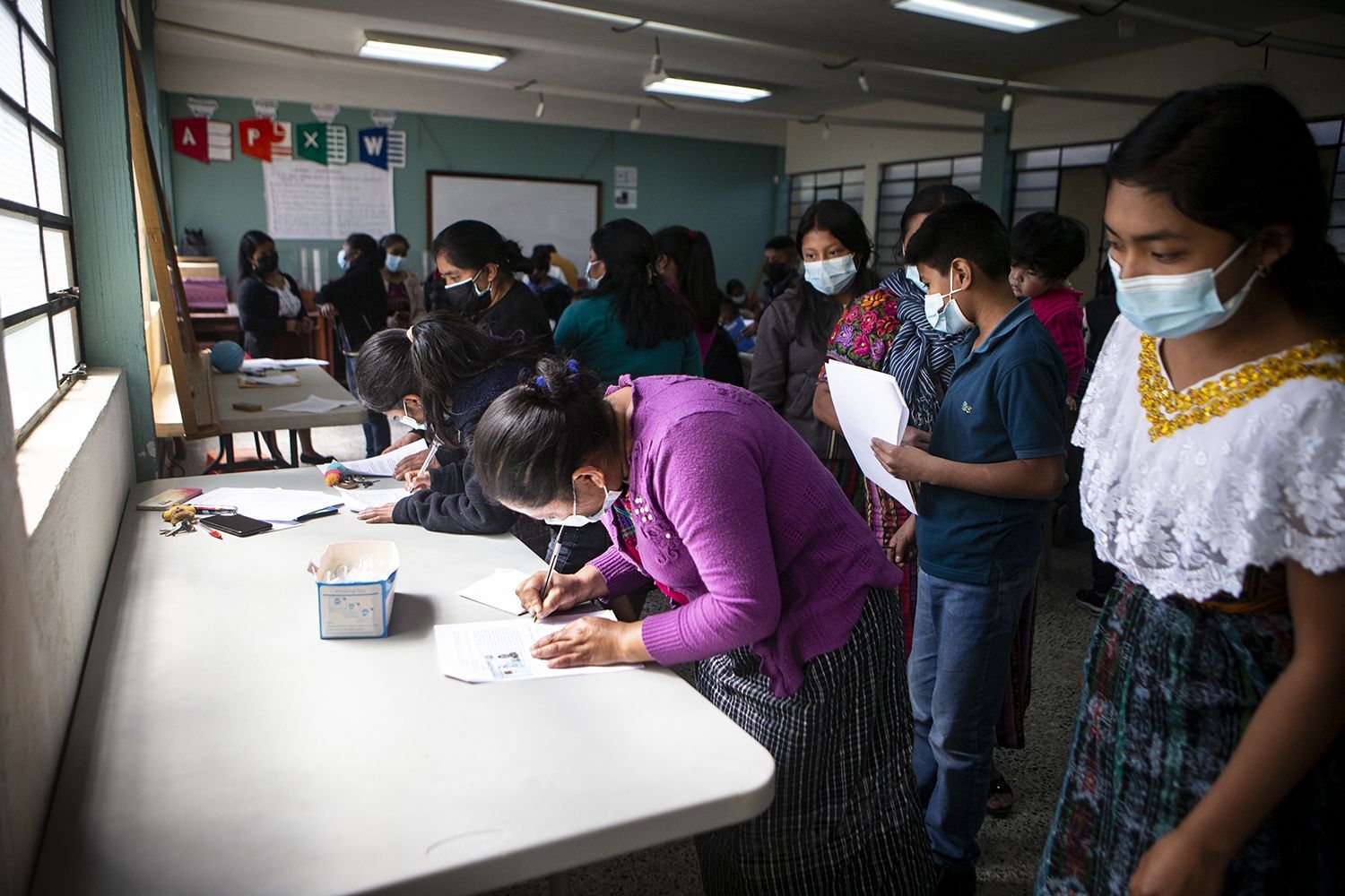 Students and parents sign their commitment letters.