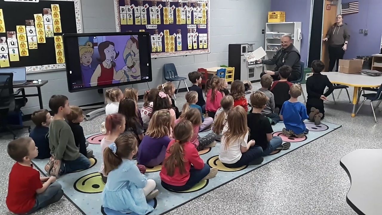 Dennis Jeter reads & gives books to Murray Kindergarteners