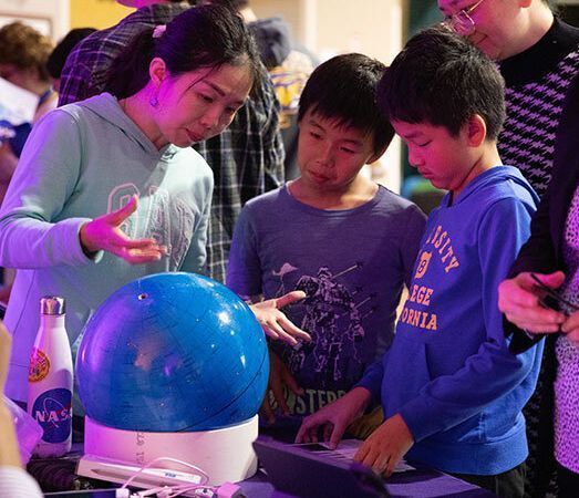 Woman astronomer teaching kids.