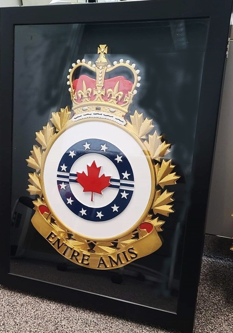 OP-1017 - Carved 3-D HDU Plaque of a Crest  of a Unit of  Canadian Army, with Logo "Entre Amis", Placed Inside a Wood Display Case  with a Window