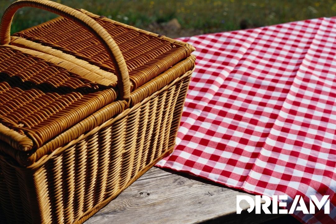 Packing the perfect picnic basket