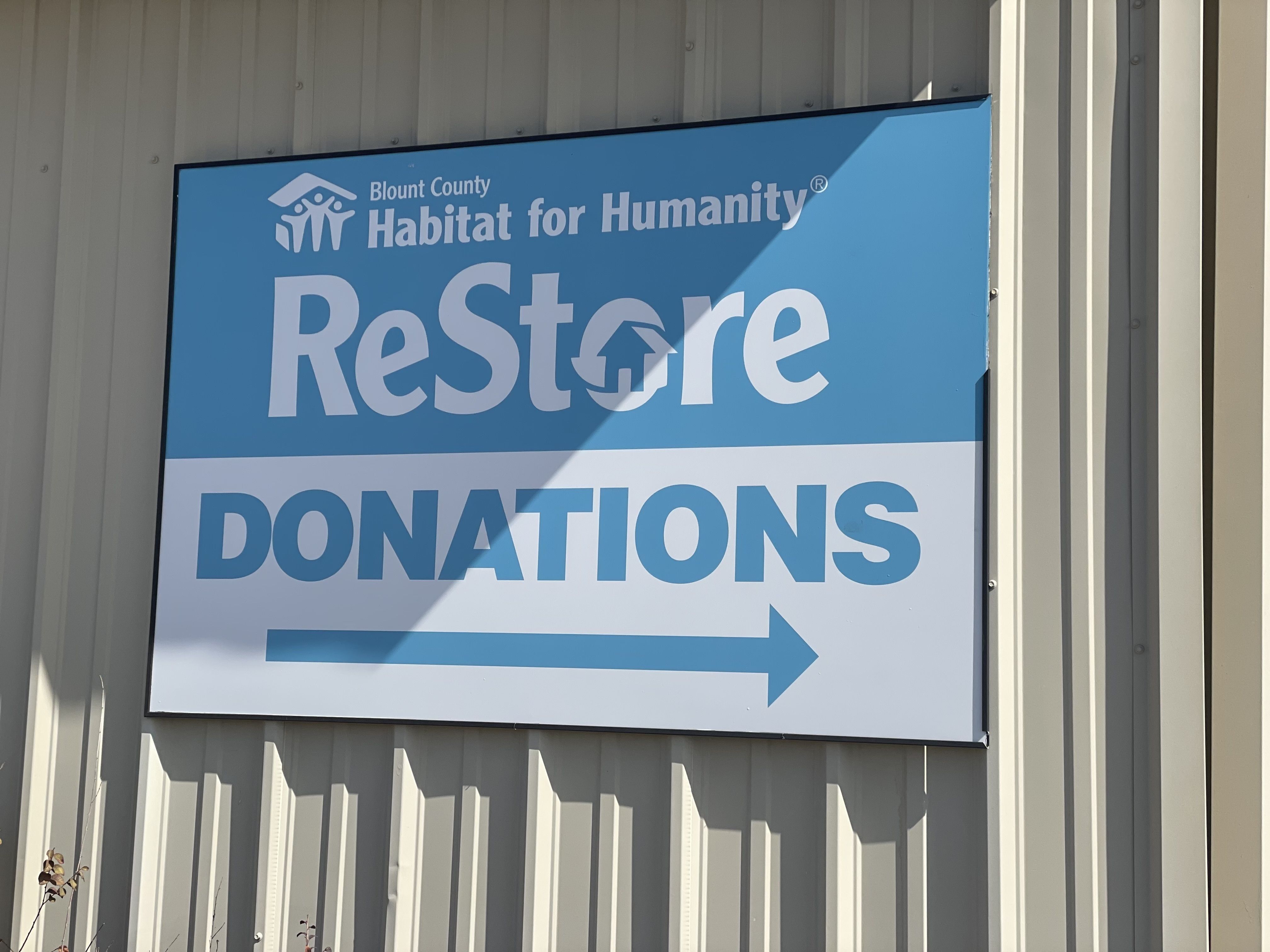 Living East TN checks out the Blount County Habitat for Humanity ReStore!