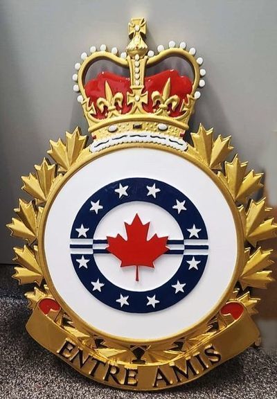 EP-1032 - Carved 3-D Artist-Painted Emblem  for the Canadian Military, with Crown, Maple Leaf, Wreath and Inscription "Entre Amis"