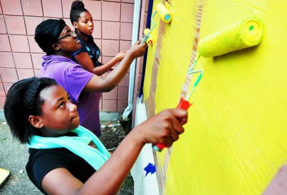 Teens helping turn New Haven housing complex into a place of beauty
