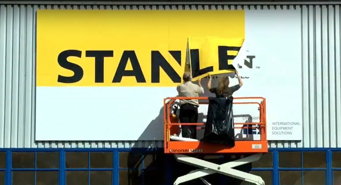 Updating a large sign