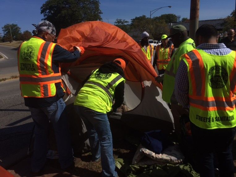 City removing tents that homeless had set up near Uptown viaducts