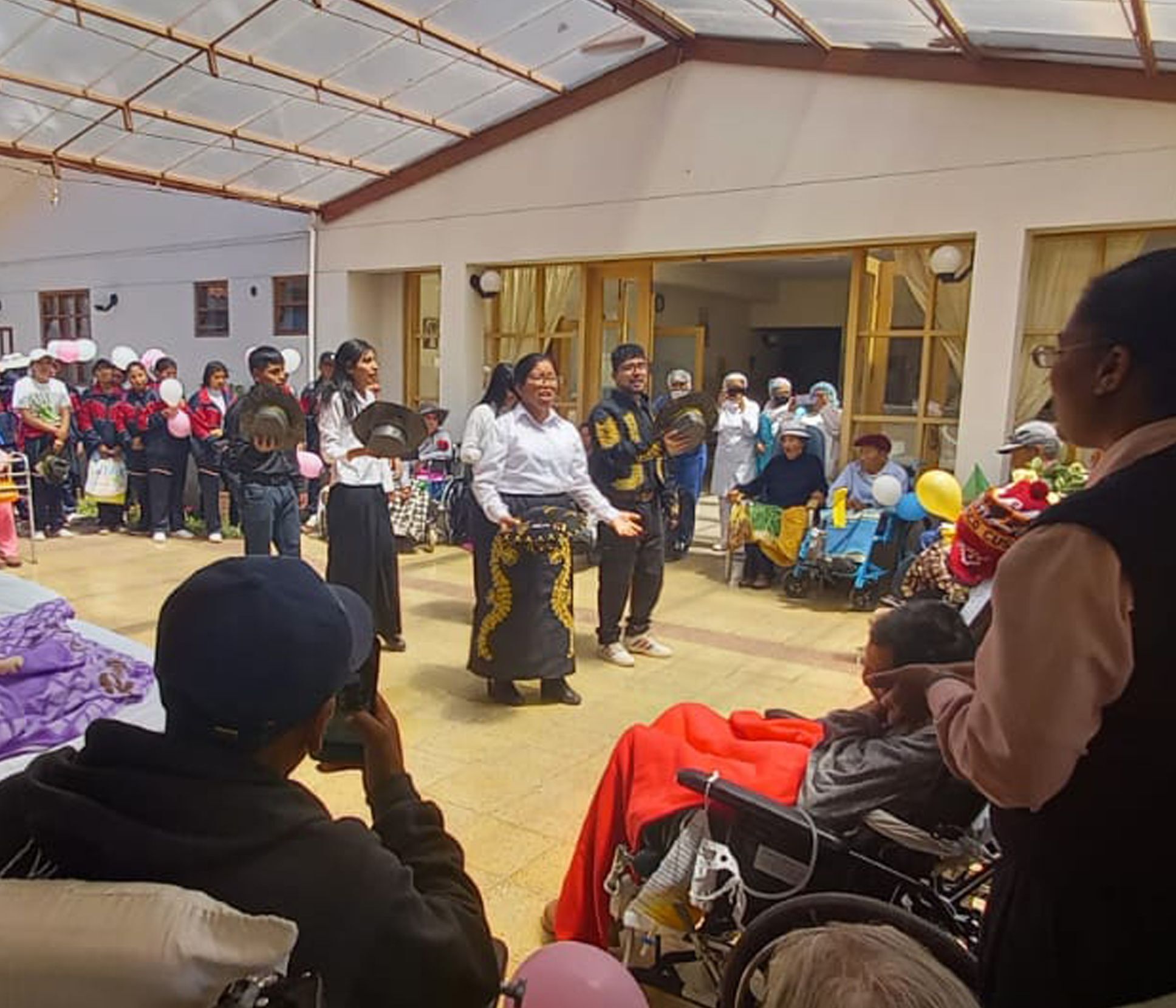 UNA VISITA CON SERENATA A LOS PACIENTES DE LA CLÍNICA EN OROPESA