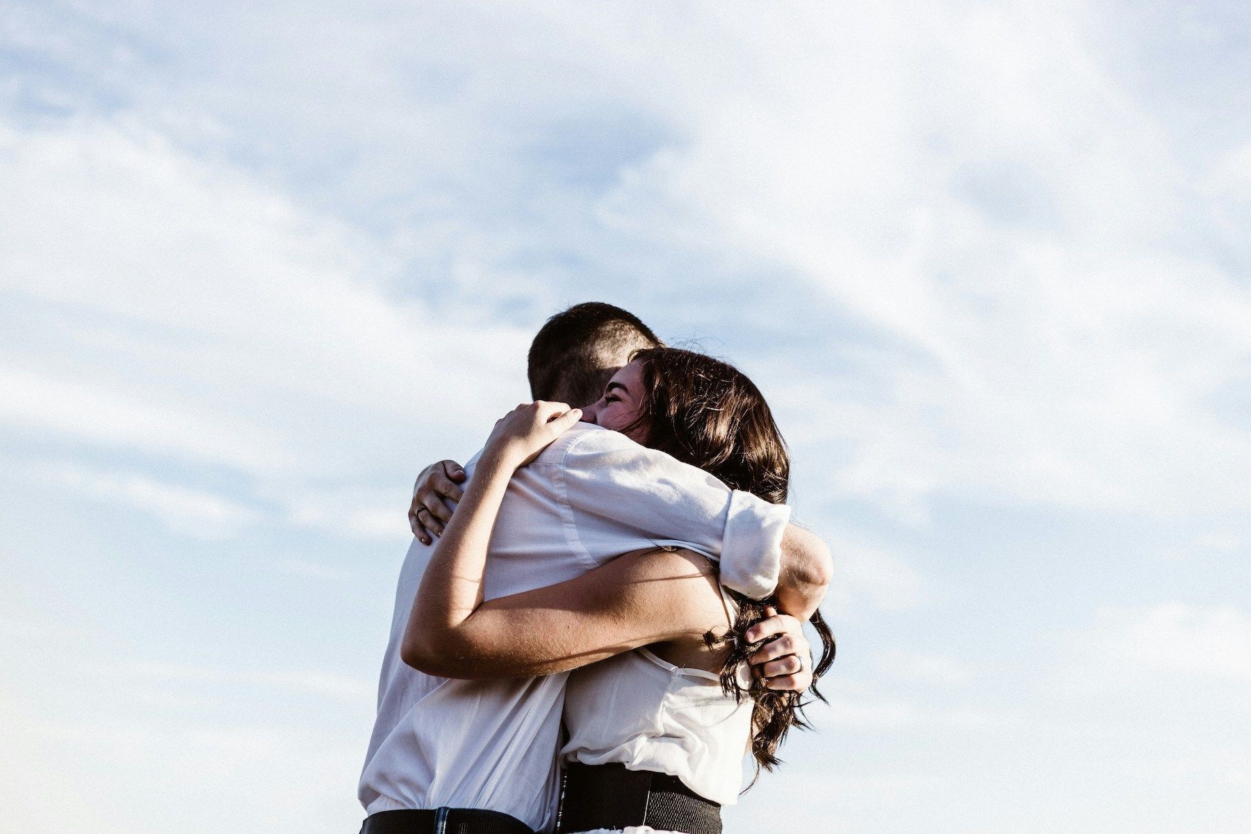 Photo by Priscilla DuPreez - hugging couple