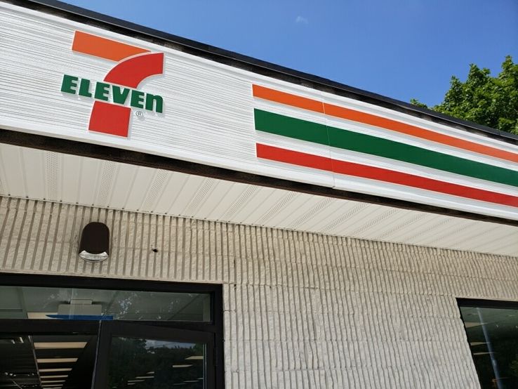 Q25622  - Large Carved and Sandblasted Wood Grain  HDU Sign for a "7-11" Store