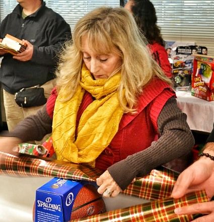 Volunteer Giftwrapping - Robin