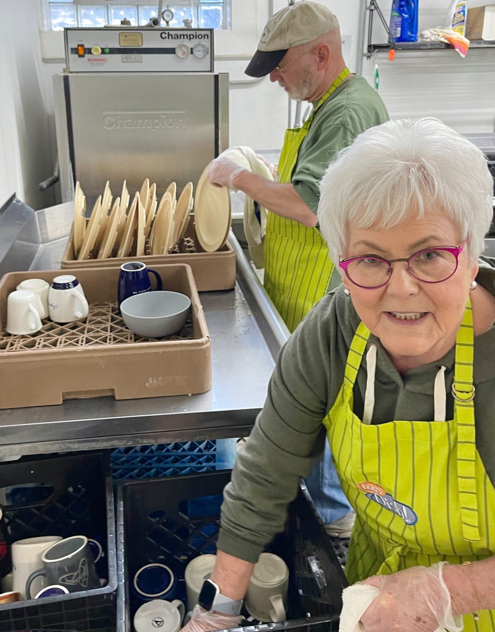 Saint John XXIII parishioners Dianne Shetley and Rick Heine take on Helping Hands of St. Louis kitchen crew cleanup duties.