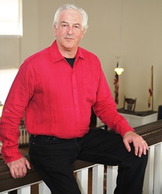 Hank Lazer accepts 2015 Harper Lee Award
