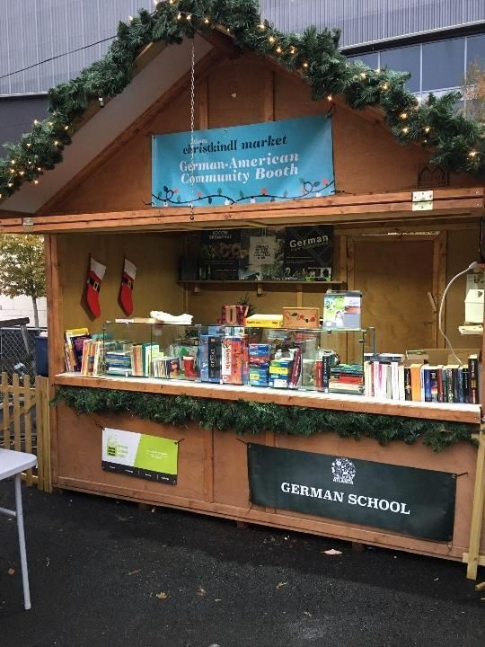 The Goethe-Zentrum is looking for volunteers to staff the community booth at the Christkindl Market