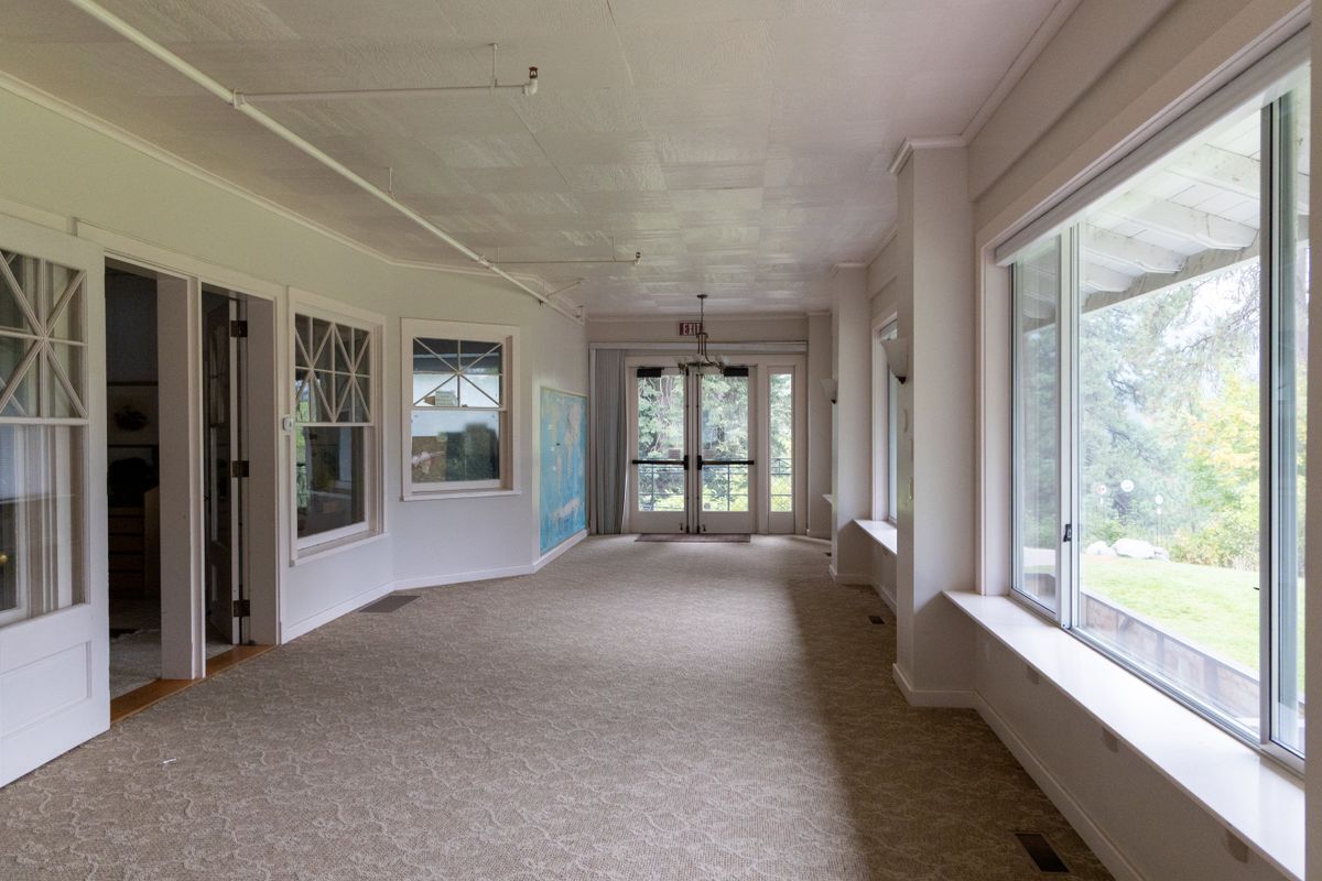 An image of the Sun Room, a long room with big windows facing out onto the River Haus Lawn.