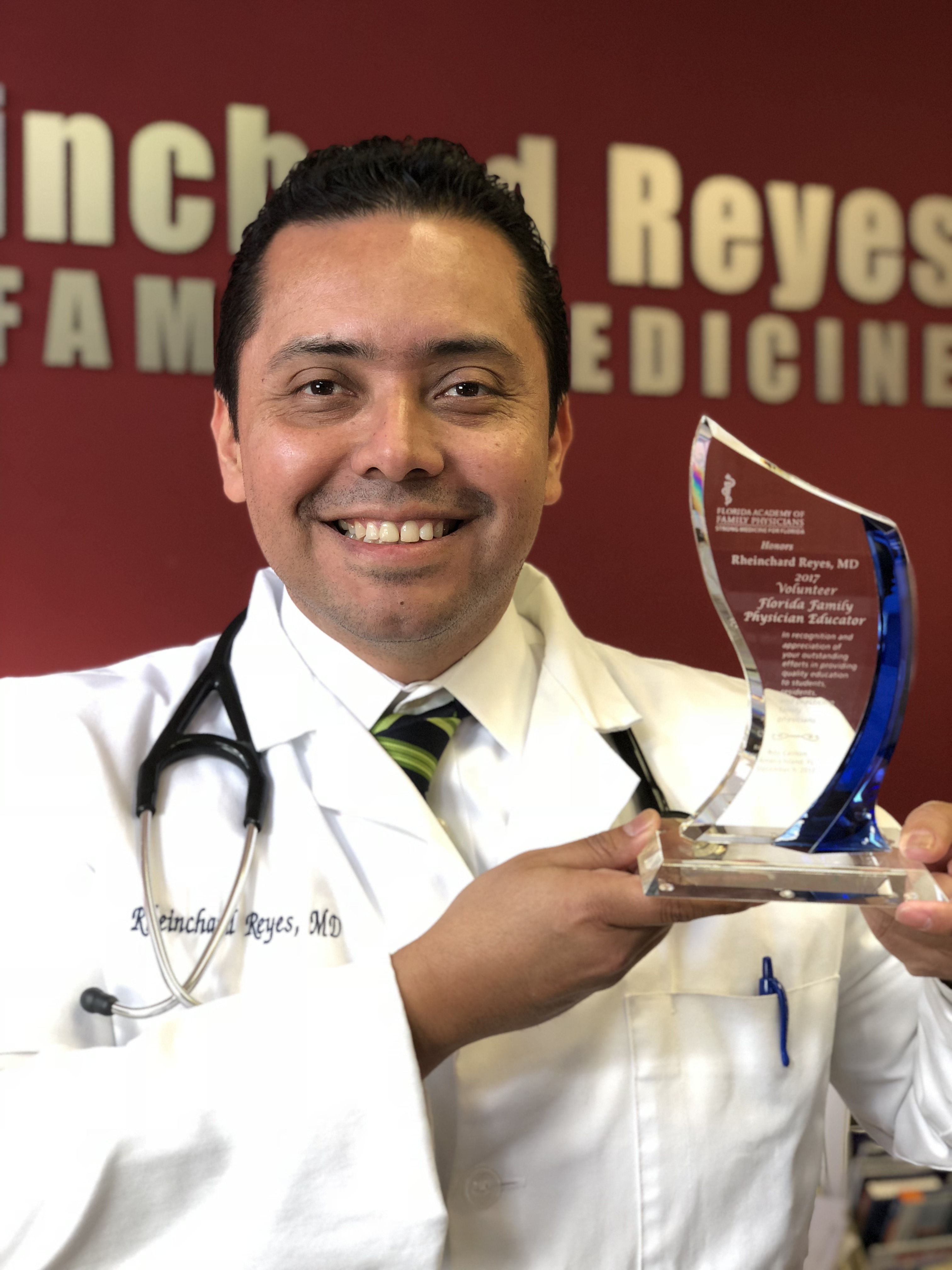 RHEINCHARD REYES, CLASS OF 1996, RECEIVES FLORIDA ASSOCIATION OF FAMILY PHYSICIANS' VOLUNTEER EDUCATOR OF THE YEAR AWARD