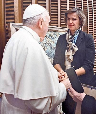 Local artist offers portrait to Pope Francis