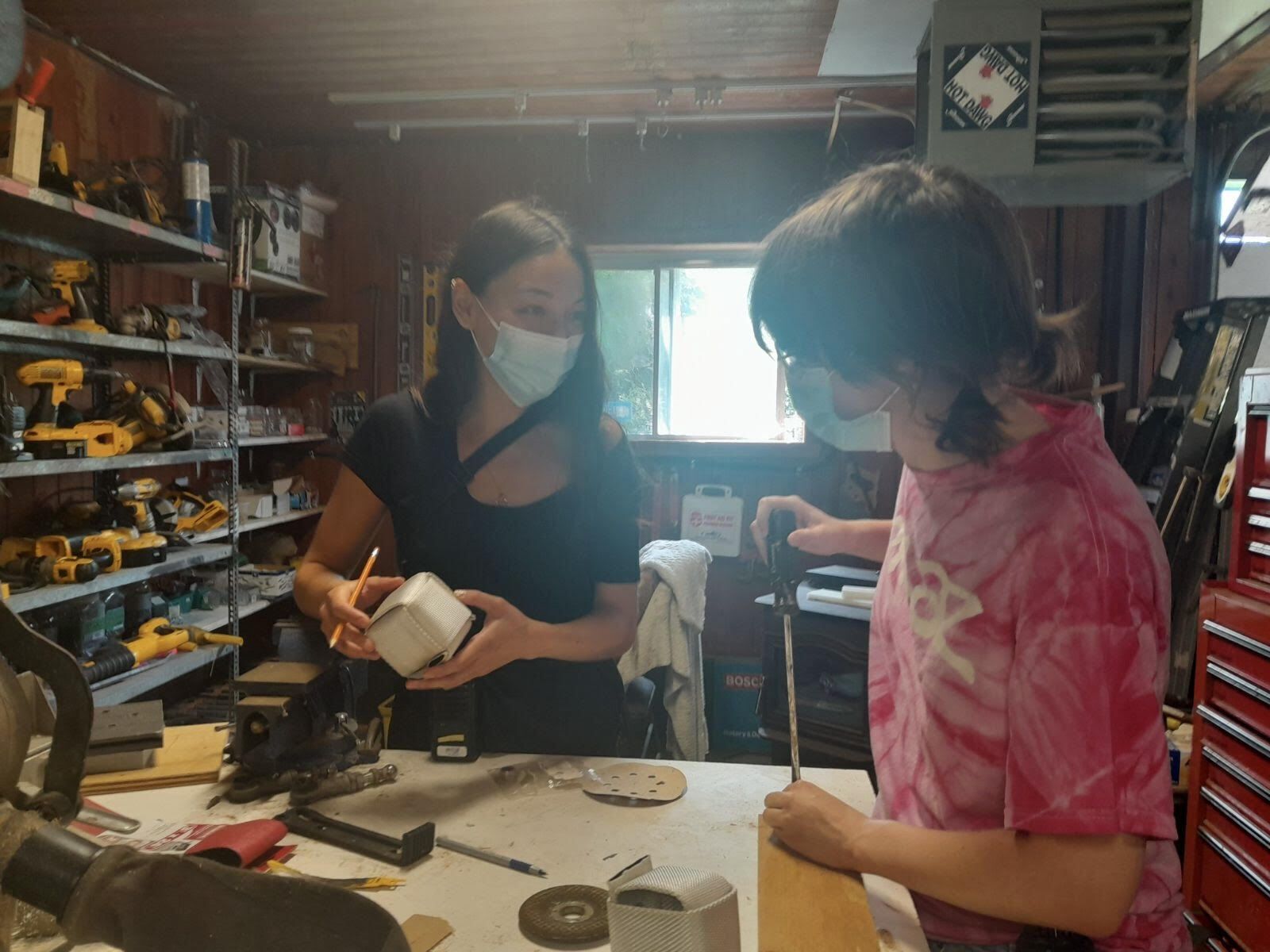 Stagiaires en train de fabriquer des cubes