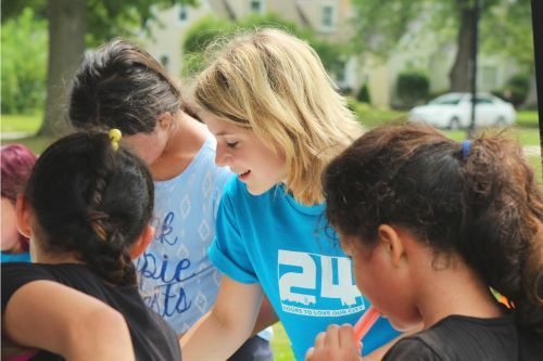 Woman and kids volunteering 