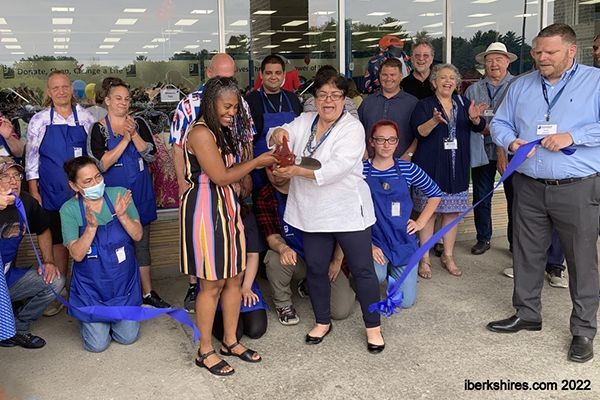 Goodwill Celebrates Grand Re-Opening in Allendale Shopping Center